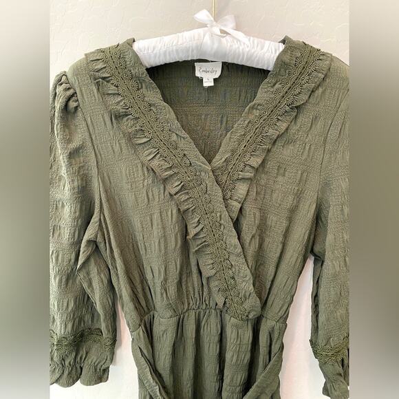EMBERLEY | Dark Green Ruffle Midi Dress Crinkle Textured 3/4 Sleeve | Small - Picture 2 of 7